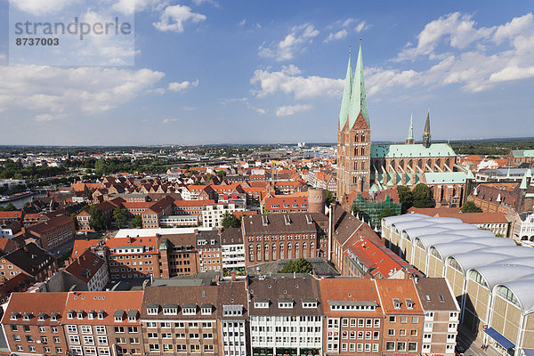 Altstadt mit Marienkirche und Rathaus  Lübeck  Schleswig-Holstein  Deutschland