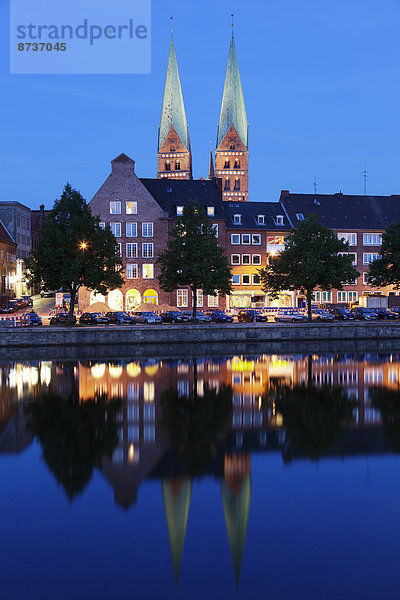 Trave und Marienkirche  Altstadt  Lübeck  Schleswig-Holstein  Deutschland