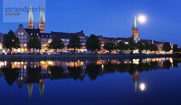 Trave und Altstadt bei Vollmond  Lübeck  Schleswig-Holstein  Deutschland