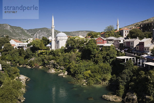Altstadt mit Moschee und der Neretva  Mostar  Bosnien und Herzegowina