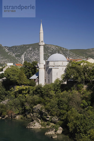 Moschee und die Neretva  Altstadt  Mostar  Bosnien und Herzegowina