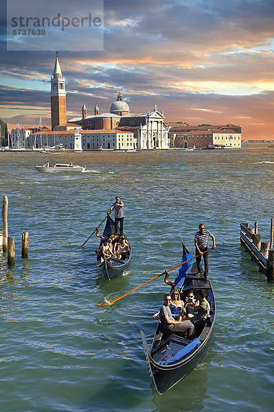 Gondeln vor der Insel San Giorgio Maggiore  Venedig  Venetien  Italien