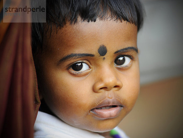 Kind bei einem hinduistischen Tempelfest  Thrissur  Kerala  Südindien  Indien
