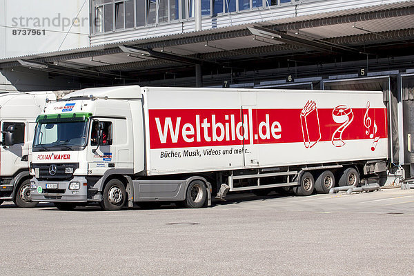 Ein Lkw der Verlagsgruppe Weltbild vor dem Logistikzentrum des Weltbild Verlag  Augsburg  Bayern  Deutschland