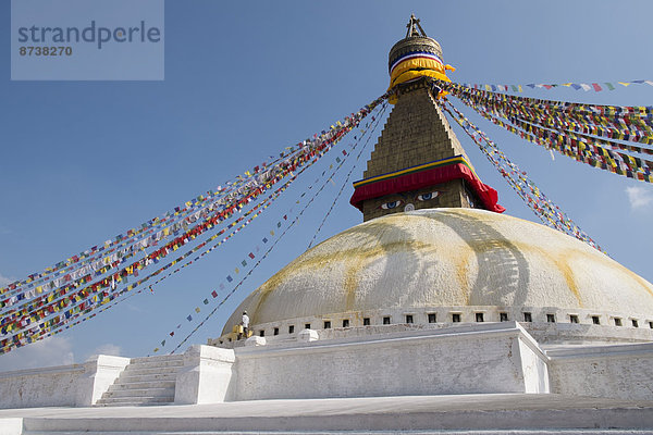 Boudhanath oder Bodnath Stupa  mit Gebetsfahnen  Kathmandu  Nepal