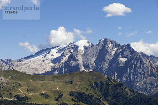 Ausblick vom Sellajoch zur Marmolata  Dolomiten  Südtirol  Italien