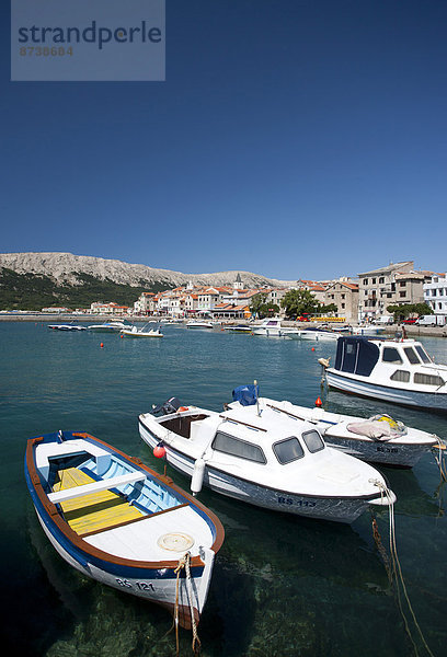 Ortsansicht  Fischerboote im Hafen  Ba?ka  Kvarner Bucht  Insel Krk  Kroatien