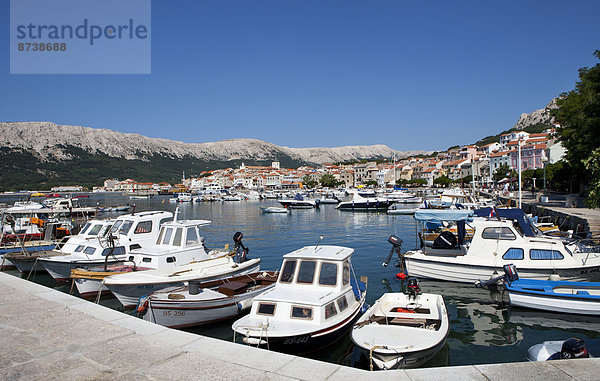 Ortsansicht  Boote im Hafen  Ba?ka  Kvarner Bucht  Insel Krk  Kroatien