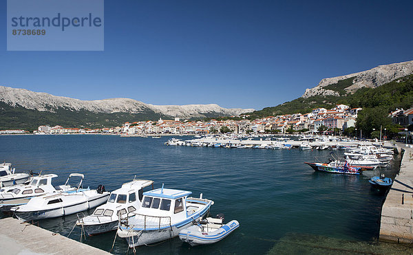 Ortsansicht  Boote im Hafen  Ba?ka  Kvarner Bucht  Insel Krk  Kroatien