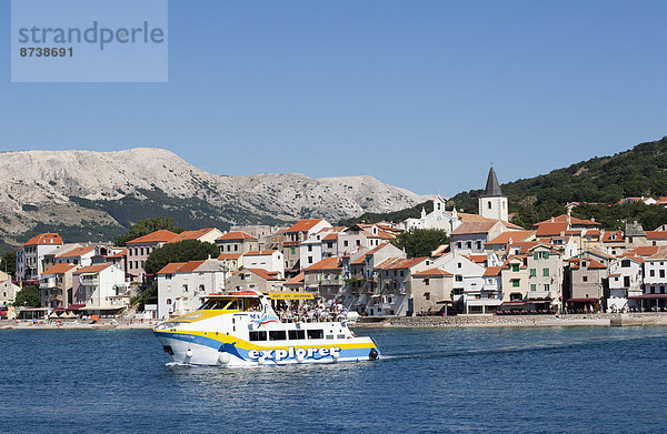 Ortsansicht  Ausflugsschiff  Ba?ka  Kvarner Bucht  Insel Krk  Kroatien