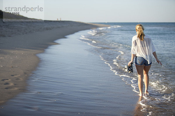 Vereinigte Staaten von Amerika  USA  Frau  tragen  gehen  Strand  jung  vorwärts  Florida  Palmenstrand