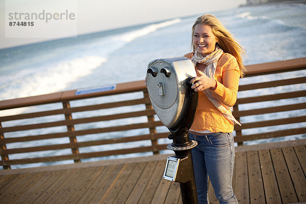 Vereinigte Staaten von Amerika USA stehend Landschaftlich schön landschaftlich reizvoll junge Frau junge Frauen benutzen Strand Kai Ansicht