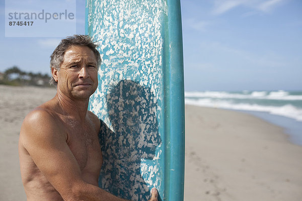 Vereinigte Staaten von Amerika  USA  Portrait  Mann  Strand  Surfboard  reifer Erwachsene  reife Erwachsene