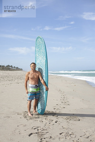 Vereinigte Staaten von Amerika USA Portrait Mann Strand Surfboard reifer Erwachsene reife Erwachsene