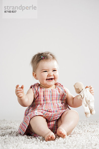 Bär  Studioaufnahme  Portrait  lachen  halten  Teddy  Teddybär  Mädchen  Baby