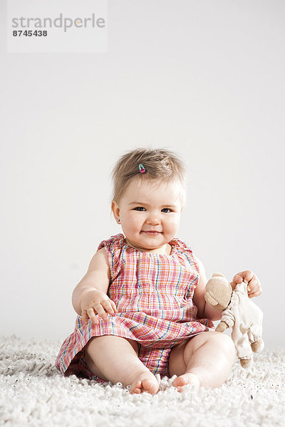 Bär  Studioaufnahme  Portrait  halten  Teddy  Teddybär  Mädchen  Baby