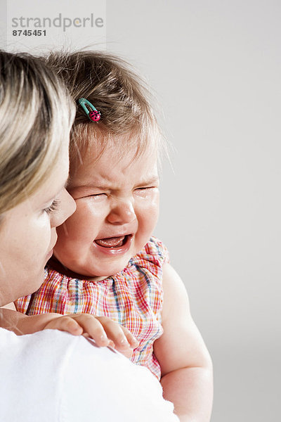Studioaufnahme  weinen  Portrait  halten  Mädchen  Mutter - Mensch  Baby