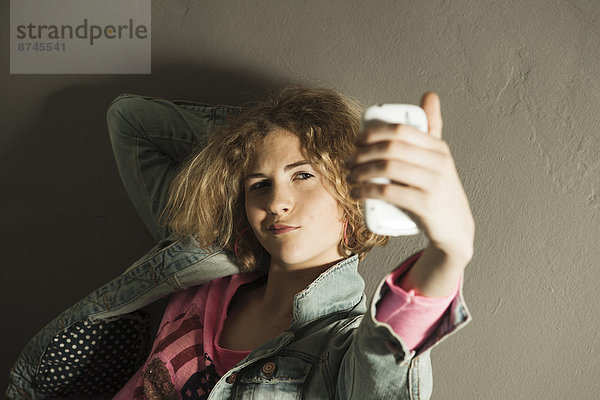 Studioaufnahme  Portrait  Jugendlicher  nehmen  Telefon  Einsamkeit  Mädchen