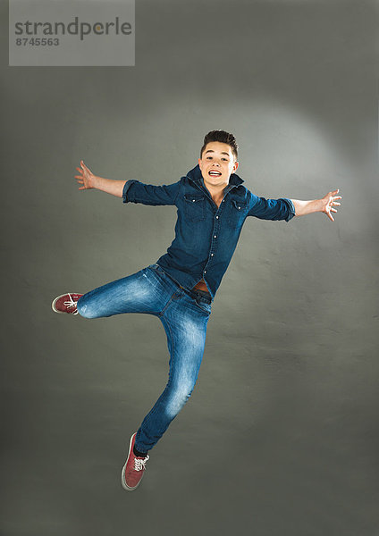 Studioaufnahme  Portrait  Jugendlicher  Junge - Person  springen  In der Luft schwebend