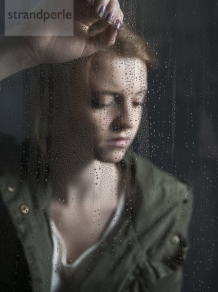 angelehnt  Portrait  Jugendlicher  Fenster  Mädchen