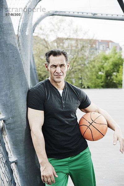 stehend  Portrait  Mann  reifer Erwachsene  reife Erwachsene  Basketball  Außenaufnahme  Gericht  Deutschland