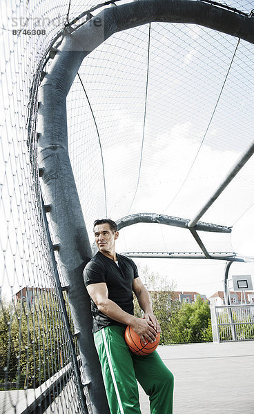 stehend  Mann  reifer Erwachsene  reife Erwachsene  Basketball  Außenaufnahme  Gericht  Deutschland