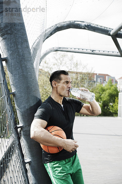 stehend  Wasser  Mann  reifer Erwachsene  reife Erwachsene  Basketball  trinken  Außenaufnahme  Flasche  Gericht  Deutschland