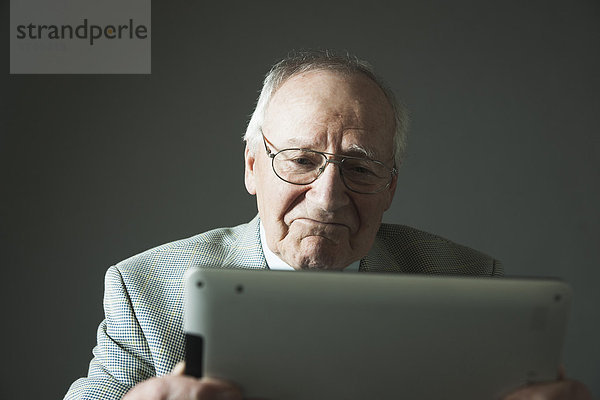 benutzen  Mann  Computer  Senior  Senioren  Studioaufnahme