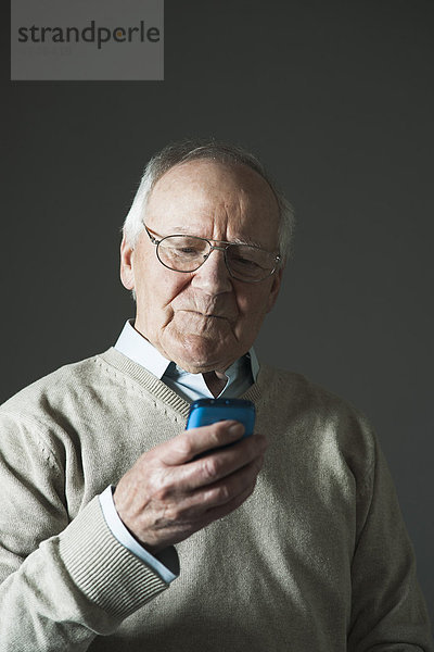 benutzen  Mann  Senior  Senioren  Telefon  Studioaufnahme  Handy