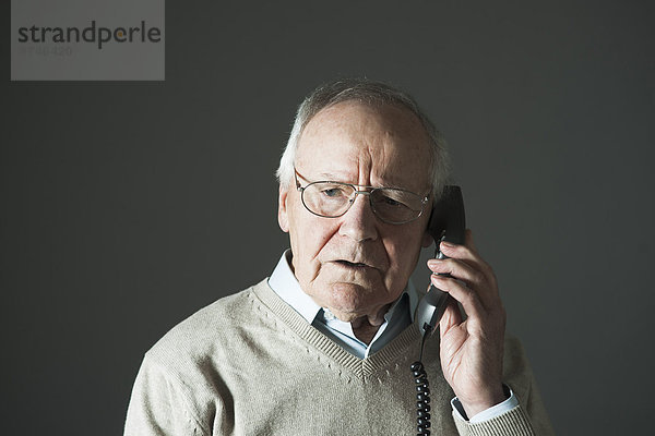 Mann sprechen Senior Senioren Studioaufnahme telefoniert