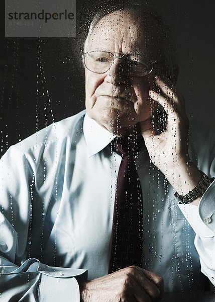 Mann  Tag  Fenster  Senior  Senioren  Regen  hinaussehen