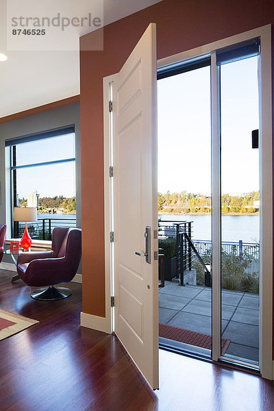 Vereinigte Staaten von Amerika USA Lifestyle Wohnhaus offen Tür Fluss frontal Ansicht Portland modern Oregon