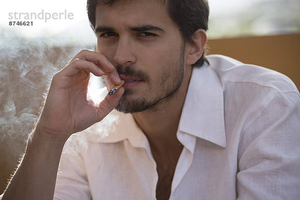 rauchen  rauchend  raucht  qualm  qualmend  qualmt  hoch  oben  nahe  Portrait  Mann  Zigarette  jung  Italien