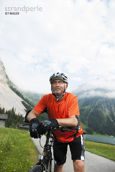 Berg  Mann  radfahren  reifer Erwachsene  reife Erwachsene  Österreich  Tannheimer Tal  Tirol