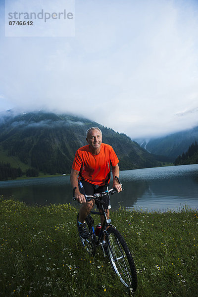 Berg  Mann  fahren  reifer Erwachsene  reife Erwachsene  Österreich  Tannheimer Tal  Tirol