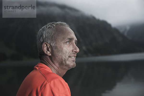 hoch  oben  nahe  Mann  See  reifer Erwachsene  reife Erwachsene  Österreich  Tannheimer Tal  Tirol