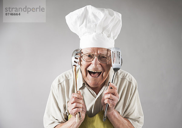 Studioaufnahme  Senior  Senioren  kochen  Mann  Gerät  Hut  Schürze  Kleidung  Koch