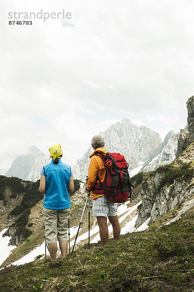Berg  reifer Erwachsene  reife Erwachsene  wandern  Rückansicht  Österreich  Tannheimer Tal