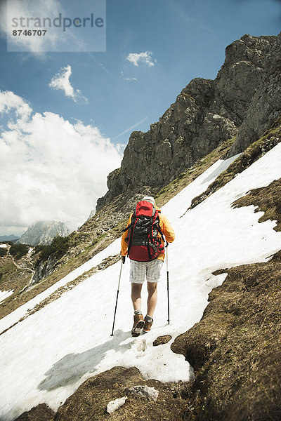 Berg  Mann  reifer Erwachsene  reife Erwachsene  wandern  Rückansicht  Österreich  Tannheimer Tal