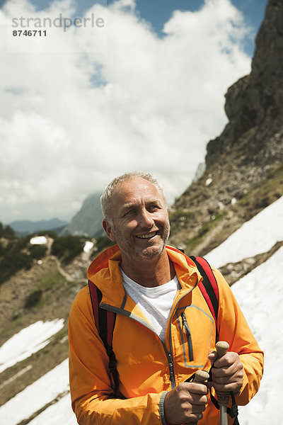 hoch  oben  nahe  Portrait  Berg  Mann  reifer Erwachsene  reife Erwachsene  wandern  Österreich  Tannheimer Tal