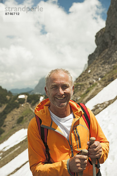 hoch  oben  nahe  Portrait  Berg  Mann  reifer Erwachsene  reife Erwachsene  wandern  Österreich  Tannheimer Tal