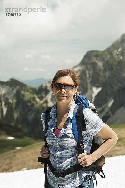 Portrait  Frau  Berg  reifer Erwachsene  reife Erwachsene  wandern  Österreich  Tannheimer Tal