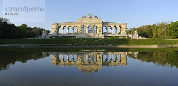 Wien  Hauptstadt  Spiegelung  Palast  Schloß  Schlösser  Garten  Gloriette Wien  Schloss Schönbrunn  Österreich  Teich