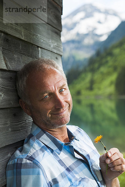 stehend  Portrait  Mann  sehen  Gebäude  See  reifer Erwachsene  reife Erwachsene  Blick in die Kamera  Österreich  Tannheimer Tal