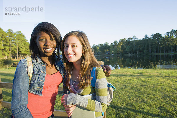 Außenaufnahme  Portrait  Jugendlicher  sehen  lächeln  Blick in die Kamera  Mädchen  freie Natur