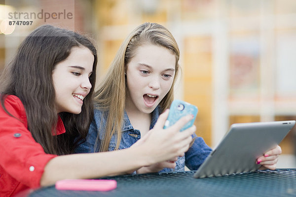 Außenaufnahme  Jugendlicher  Computer  sehen  Telefon  Mädchen  Handy  freie Natur