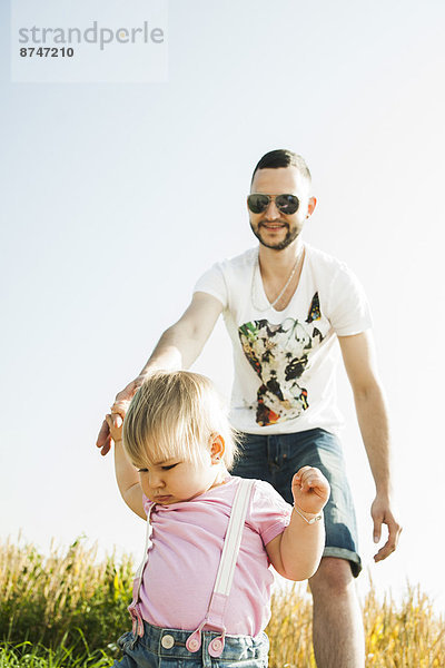 Außenaufnahme  gehen  Menschlicher Vater  Tochter  Baden-Württemberg  Baby  Deutschland  freie Natur