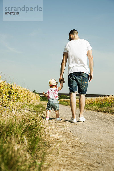 Außenaufnahme  gehen  Menschlicher Vater  Tochter  Baden-Württemberg  Baby  Deutschland  freie Natur