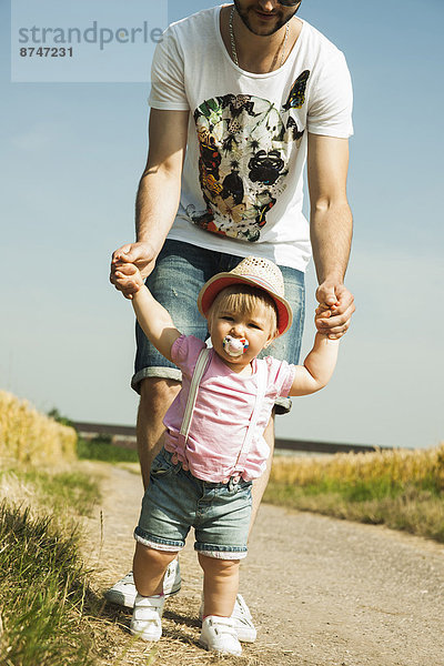 Außenaufnahme gehen Menschlicher Vater Tochter Baden-Württemberg Baby freie Natur