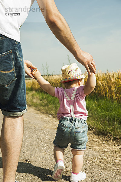 Außenaufnahme  gehen  Menschlicher Vater  Tochter  Baden-Württemberg  Baby  Deutschland  freie Natur